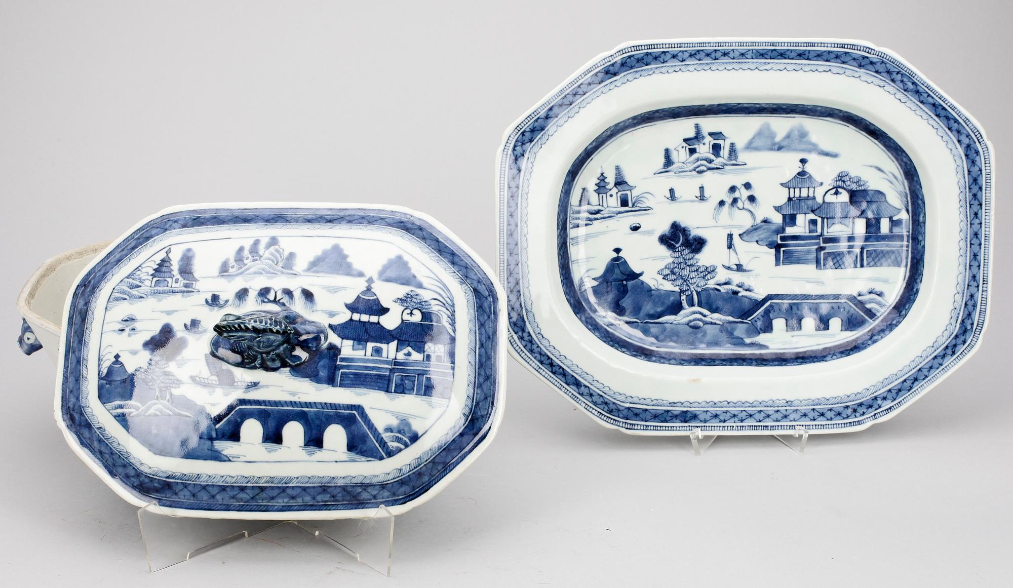 TERRIN MED LOCK OCH FAT, porslin, Jiaqing, Kina tidigt 1800-tal.