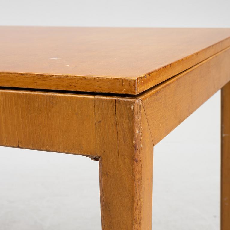 Axel Larsson, a Swedish Modern dining table model 1524, SVenska Möbelfabrikerna Bodafors, 1940's.