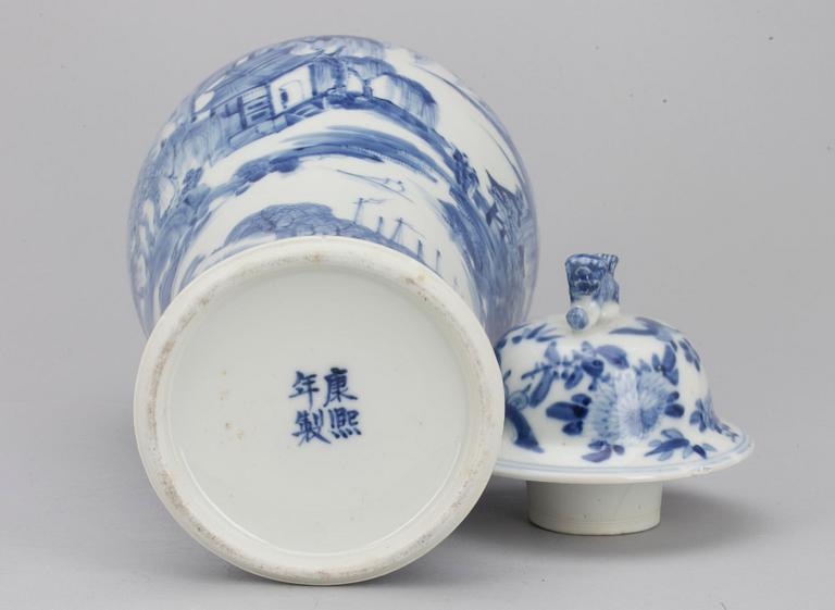 LOCKURNA, porslin, Kina. Kangxi-stil, 1900-tal.