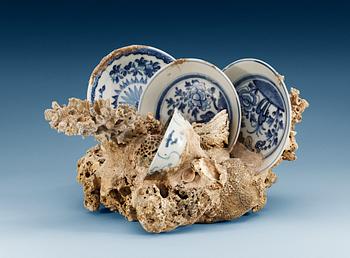 1687. HAVSSKULPTUR, porslin och korall. Ming dynastin (1368-1644).