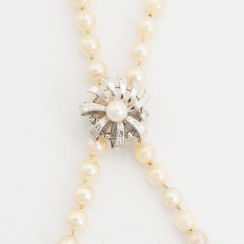 A cultured pearl necklace with silver divider.
