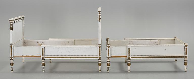 SÄNGAR OCH SÄNGBORD, 3 delar, gustaviansk stil, 1900-tal.