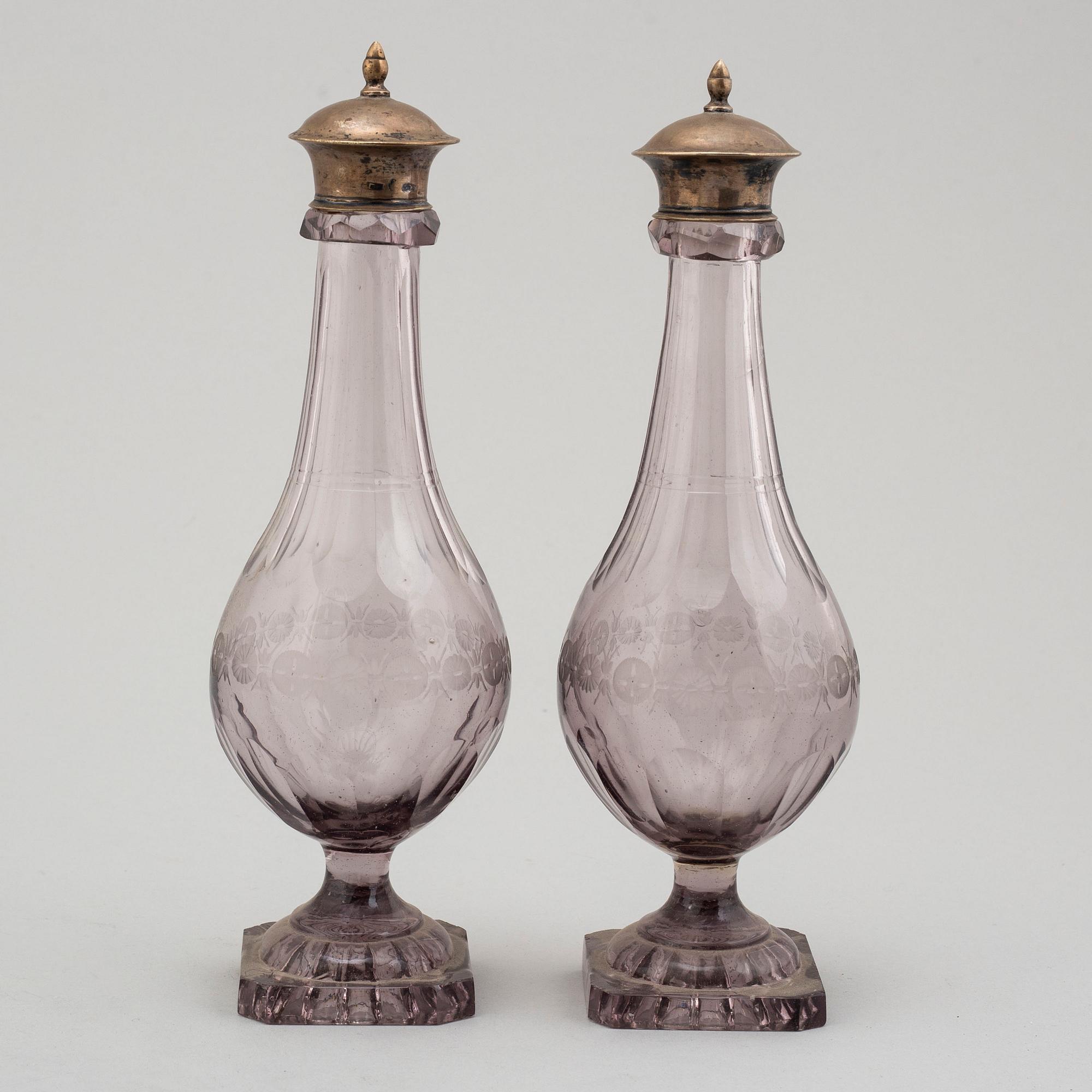 KARAFFINER, ett par, glas, med proppar av silver, sengustavianska, 1815.