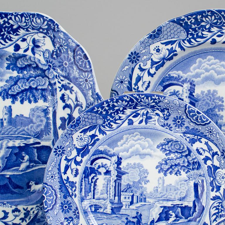 A large Copeland 'Spode's Italian' porcelain dinner- and coffee service, 107 pieces.
