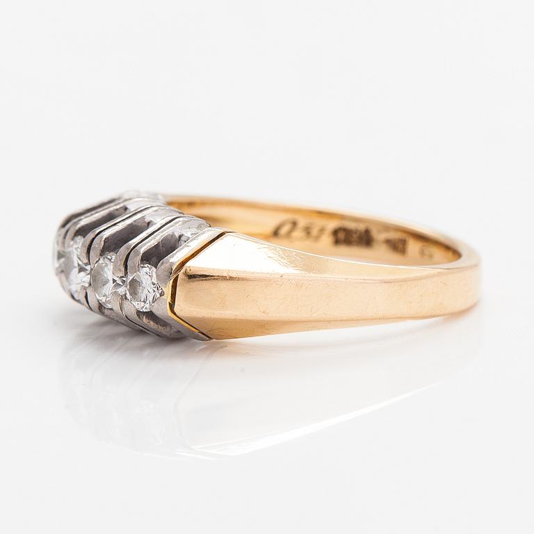 An 18K gold ring with diamonds ca. 0.51 ct according to engraving.