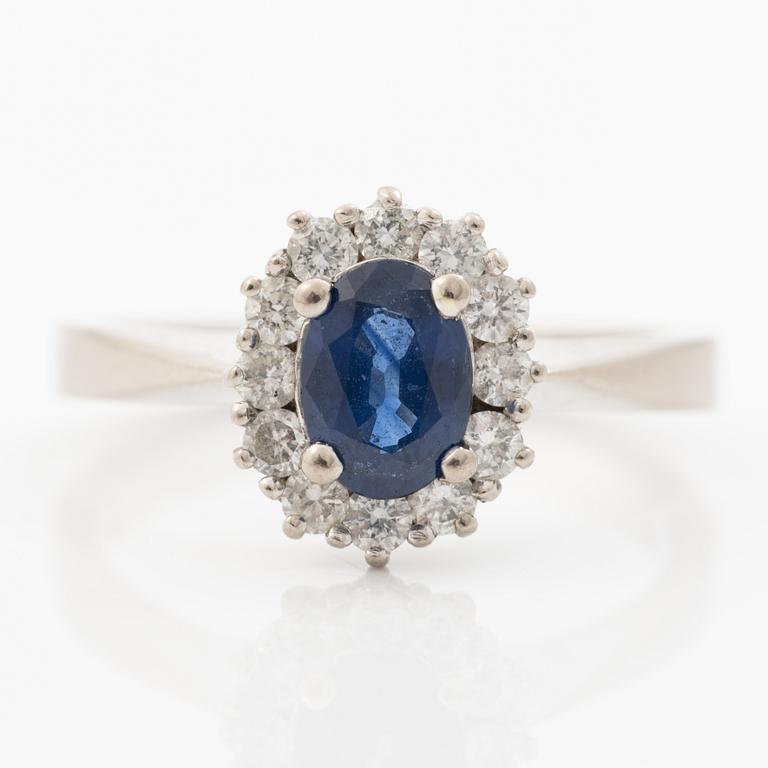 Ring 18K vitguld med blå safir och runda briljantslipade diamanter.