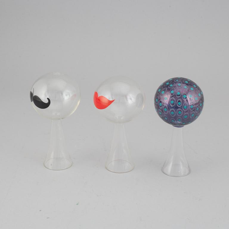 Kjell Blomberg, figuriner, 3 st, glas, så kallade Klotheppar, Gullaskruf, 1970-tal.