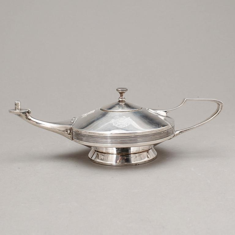 OLJELAMPA, silver, Mappin & Webb, Birmingham, 1914, svenska importstämplag GAB 1915. Vikt ca 205g.