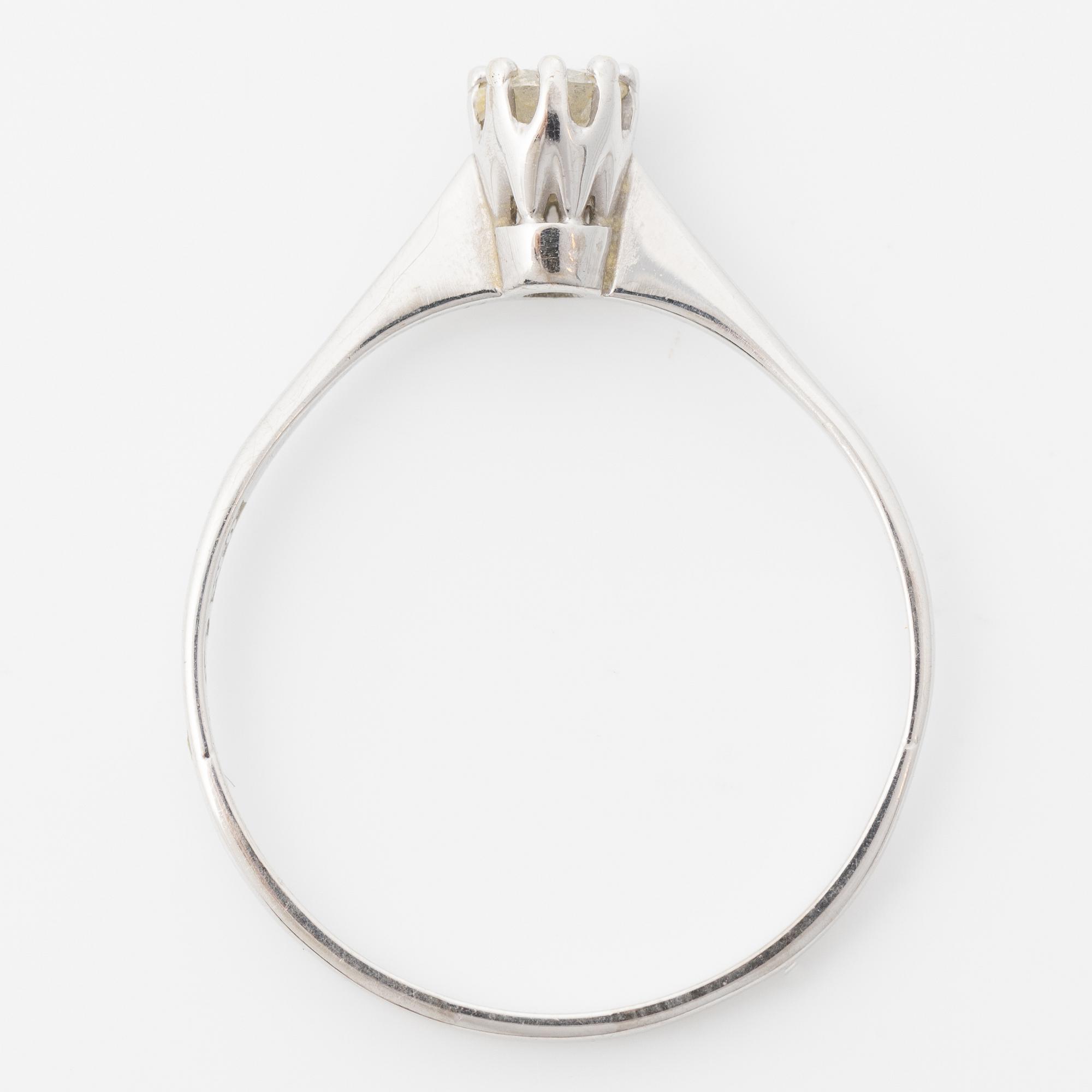 Ring with a brilliant-cut diamond.