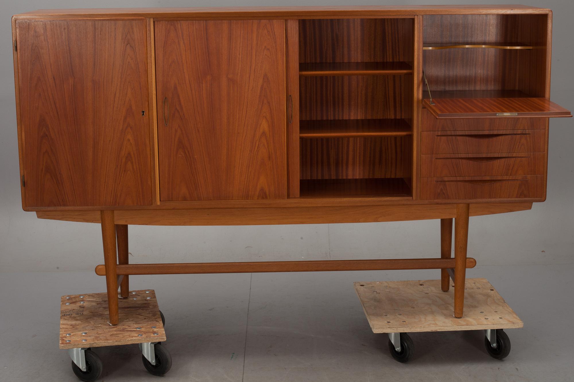 SIDEBOARD, teak. 1900-talets andra hälft.