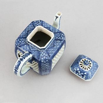 A blue and white chesnut basket and a tea pot with cover, Qing dynasty, 18th Century.