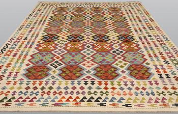 A Kilim carpet, approx. 342 x 250 cm.