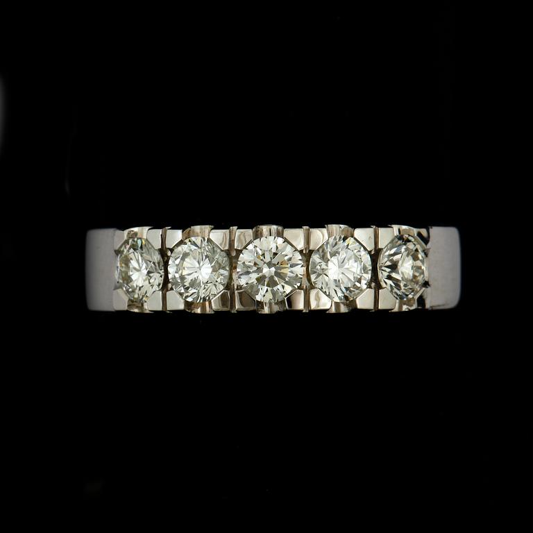RING, 18k vitguld med 5 briljantslipade diamanter tot ca0,82ct. Vikt 5,1g.