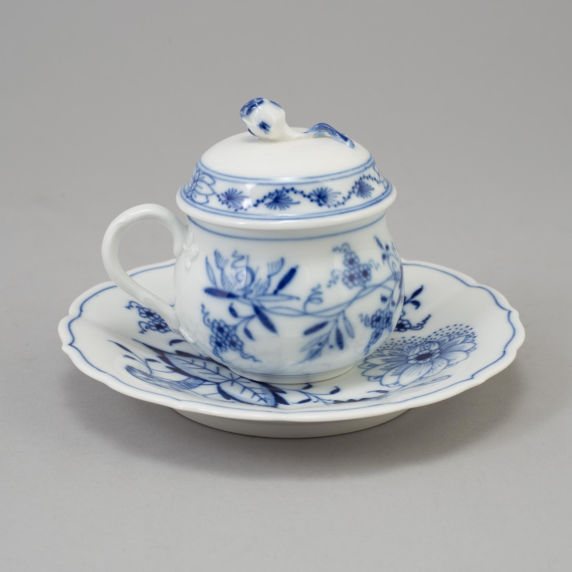 CRÈMEKOPPAR med LOCK och FAT, 12 st, BÄRTALLRIKAR, 12 st, samt DJUP TALLRIK, porslin, Meissen, 1900-tal.