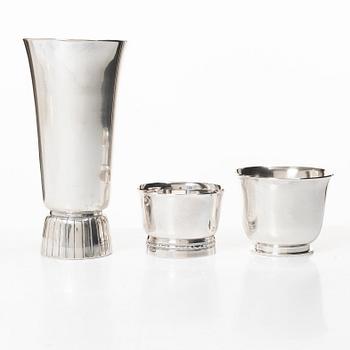 En vas samt två skålar, silver, Jacob Ängman, Eric Löfman, resp Borgila.