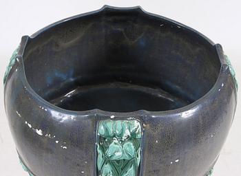 YTTERFODER SAMT PIEDESTAL, glaserad keramik, Biela-liknande märke, omkring sekelskiftet 1800/1900.