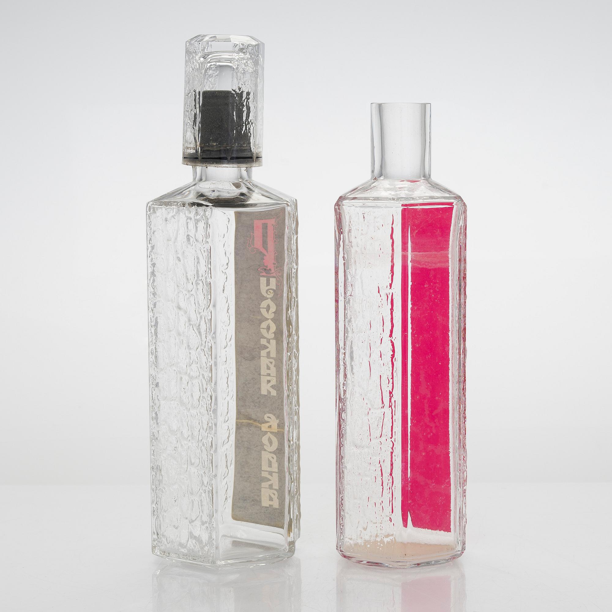 Timo Sarpaneva, prototyyppejä, pulloja 4 kpl ja snapsilaseja, 6 kpl valmistettu Karhulan/Iittalan lasitehtaalla 1976.