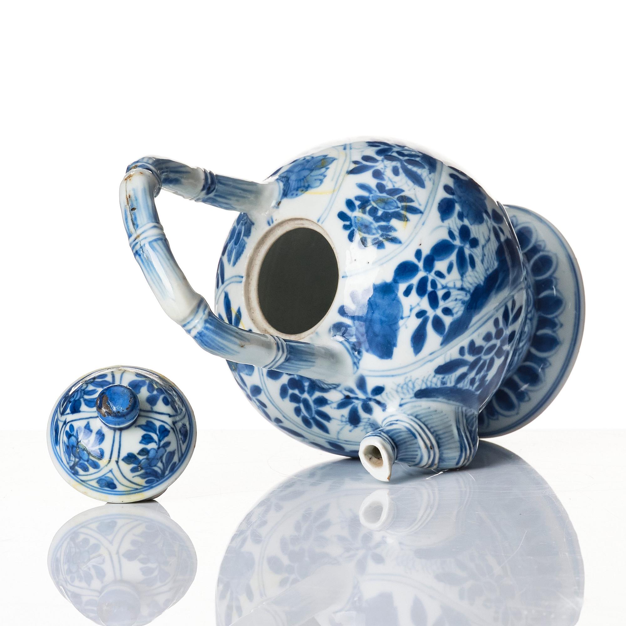 Kanna med lock, porslin. Qingdynastin, Kangxi (1662-1722).