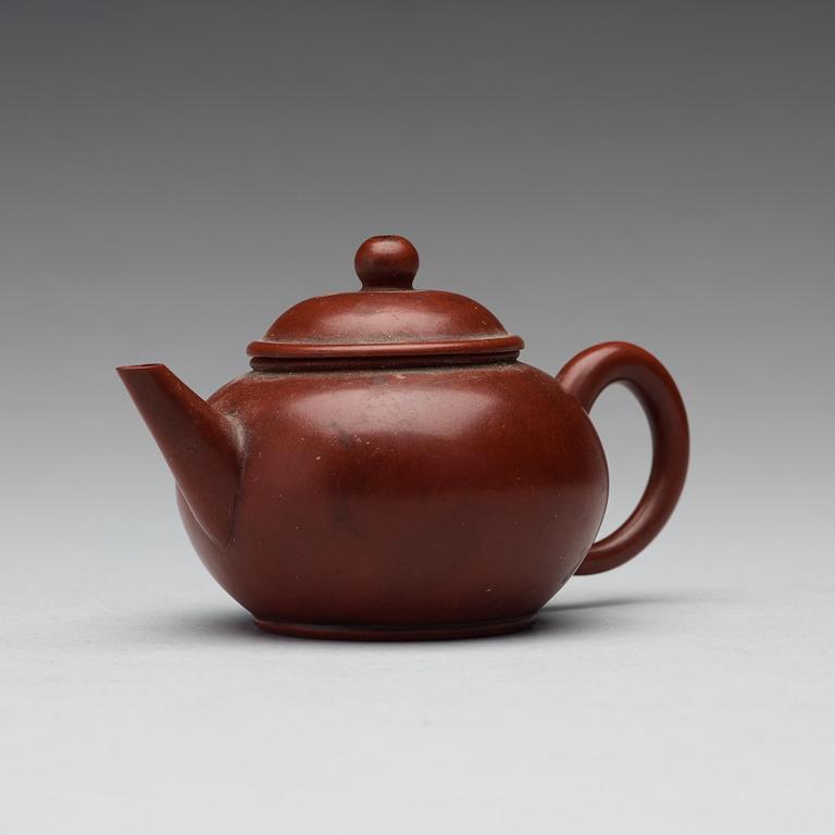 A yixing ware tea pot with cover, late Qing dynasty.