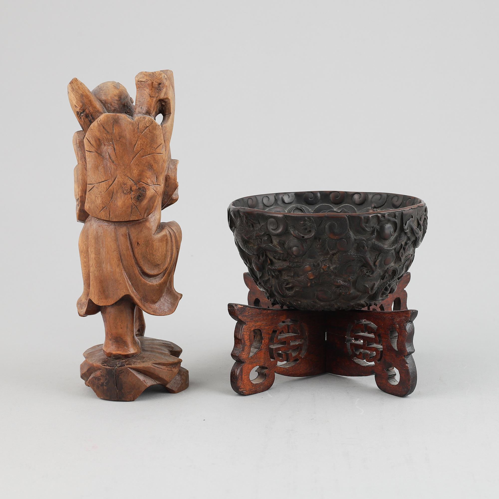 Skål med ställ, komposit. Kina, 1900-tal samt skulptur, trä, Japan, 1900-tal.