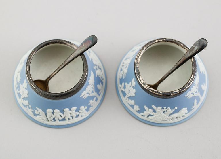 SALTKAR, 1 par, jasperware, Wedgwood, beslag av silver, Birmingham 1904 samt SALTSKEDAR, 1 par, silver, Sheffield 1929.