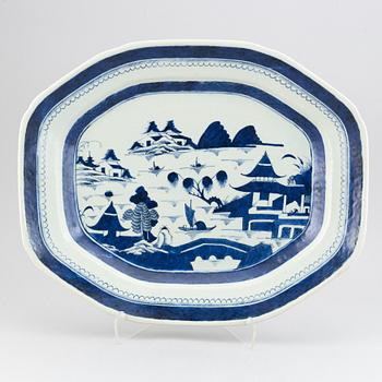 A blue and white serving dish, Qing dynasty, 19th Century.