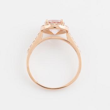 Ring, med morganit och briljantslipade diamanter.