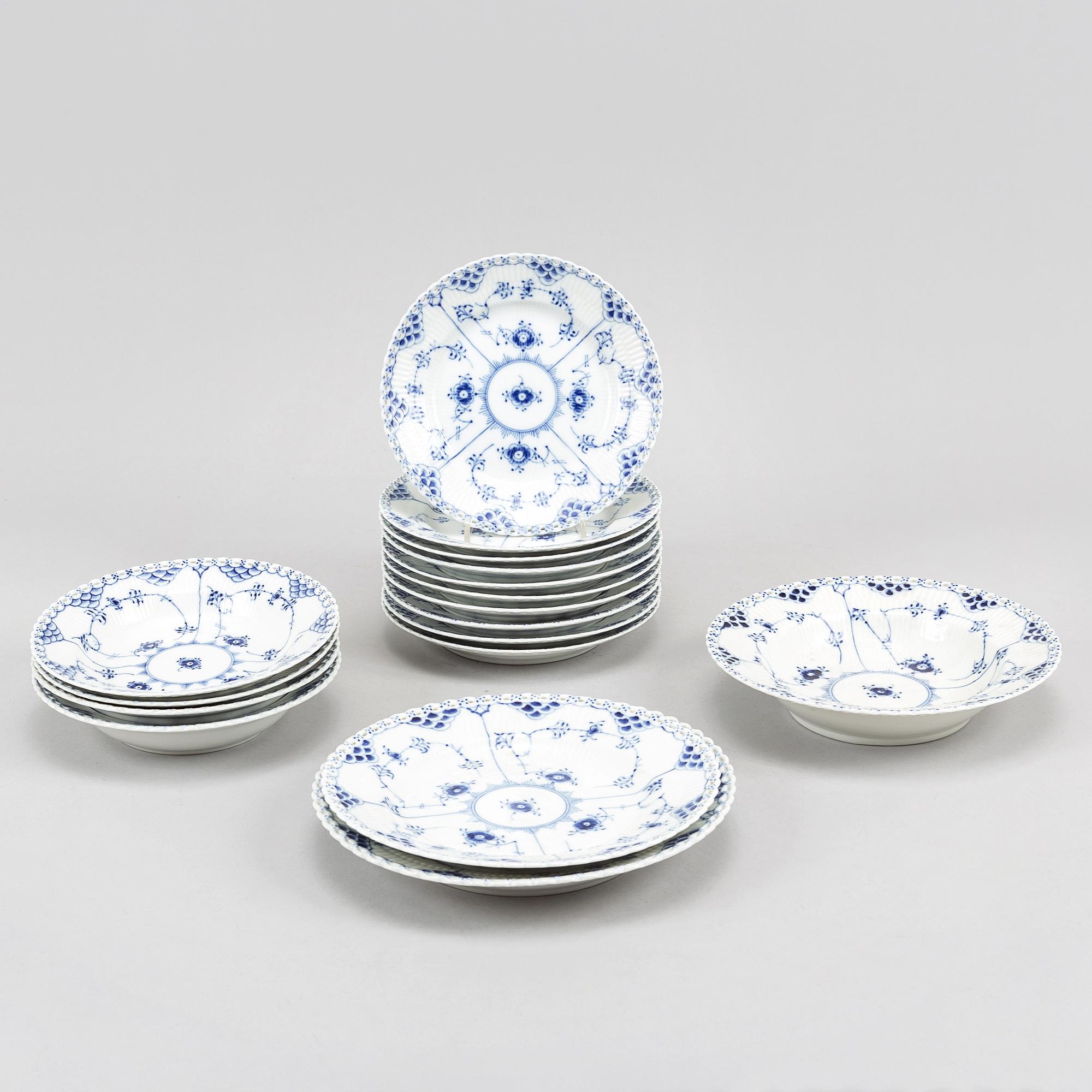 17 parts of the porcelain dining service 'Musselmalet' from Royal Copenhagen.