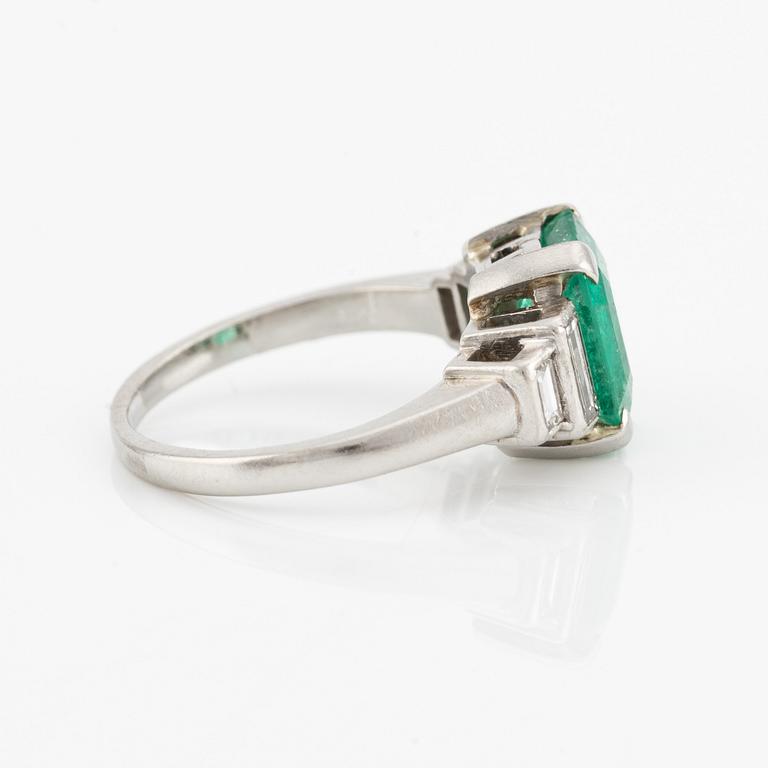 Ring, platina med smaragd och baguetteslipade diamanter.