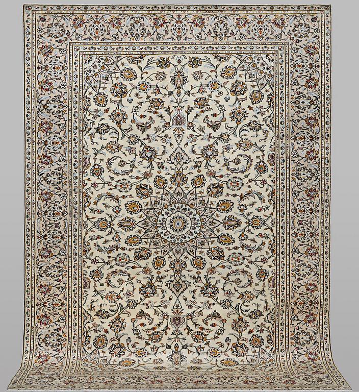 A carpet, Kashan, ca 289 x 188 cm.