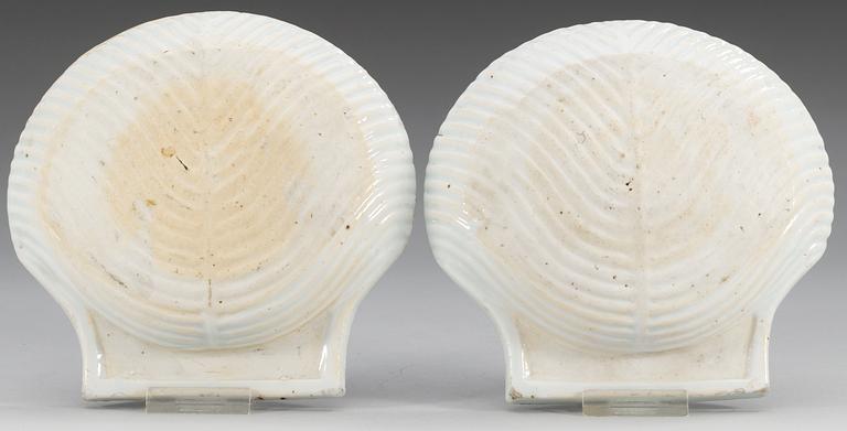 A pair of shell shaped butter dishes, Qing dynasty, Kangxi (1662-1722).