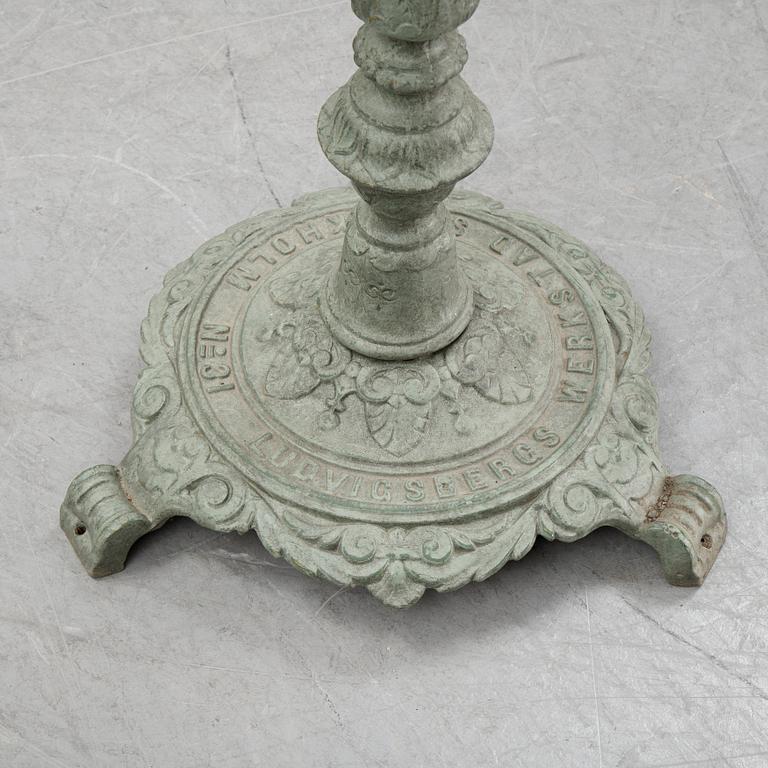 A cast iron garden table, 20th Century.