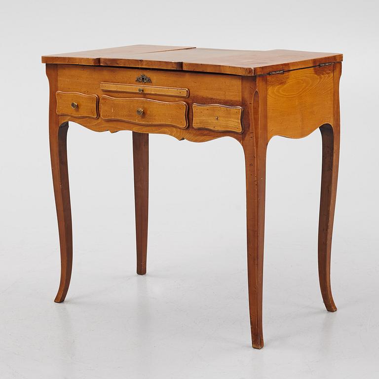 A 20th century Louis XV-style pouderuse.