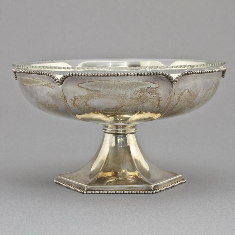 UPPSATSSKÅL, silver samt glas, C.G Hallberg, Stockholm, 1917, silvervikt 395g.