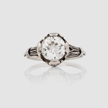 1352. RING med gammalslipad diamant ca 1.75 ct, kvalitet ca K-L/VS. Tidigt 1900-tal.