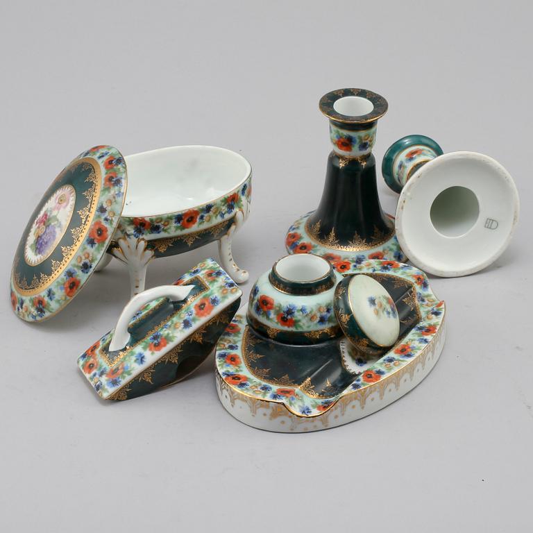 SKRIVBORDSSET, 5 delar, porslin, Wienliknande märke, omkring 1920.