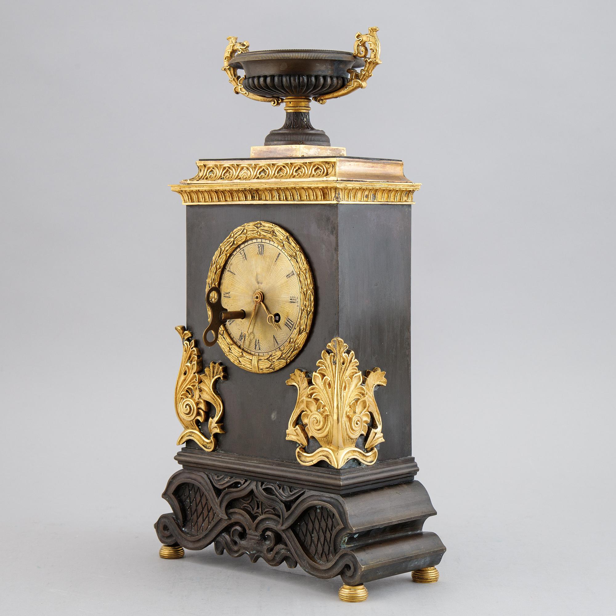 An early 20th Century mantle clock.