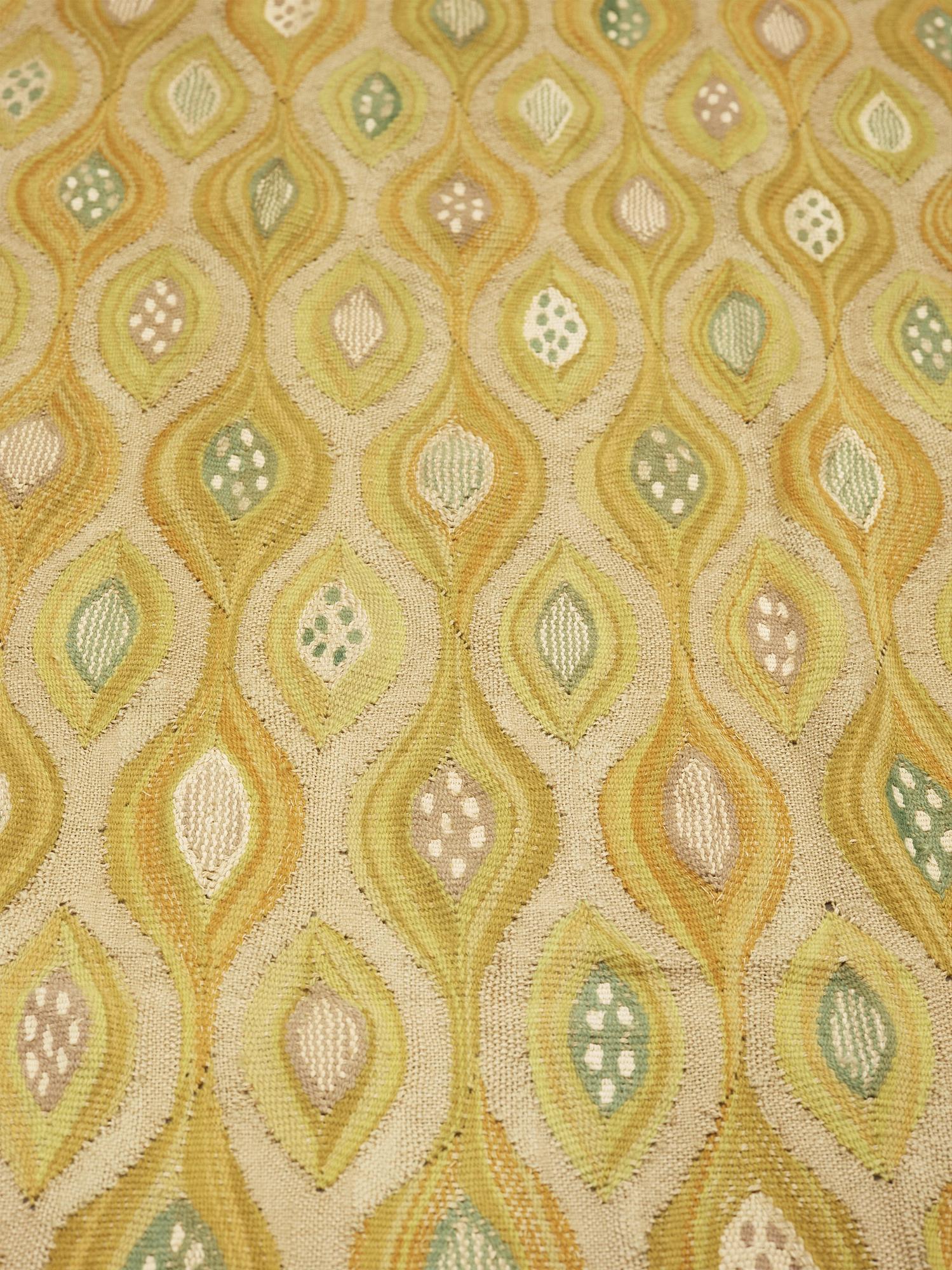 Barbro Nilsson, DRAPERI. "Kärnfrukt". Gobelängvariant. 243 x 114,5 cm. Signerat AB MMF BN.