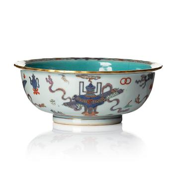 1050. A Chinese bowl, Qing dynasty with Daoguang mark and of the period (1821-50).