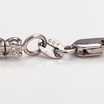 Tennishalsband/-armband, 14K vitguld, diamanter ca 5.10 ct tot. Med AIG-certifikat.