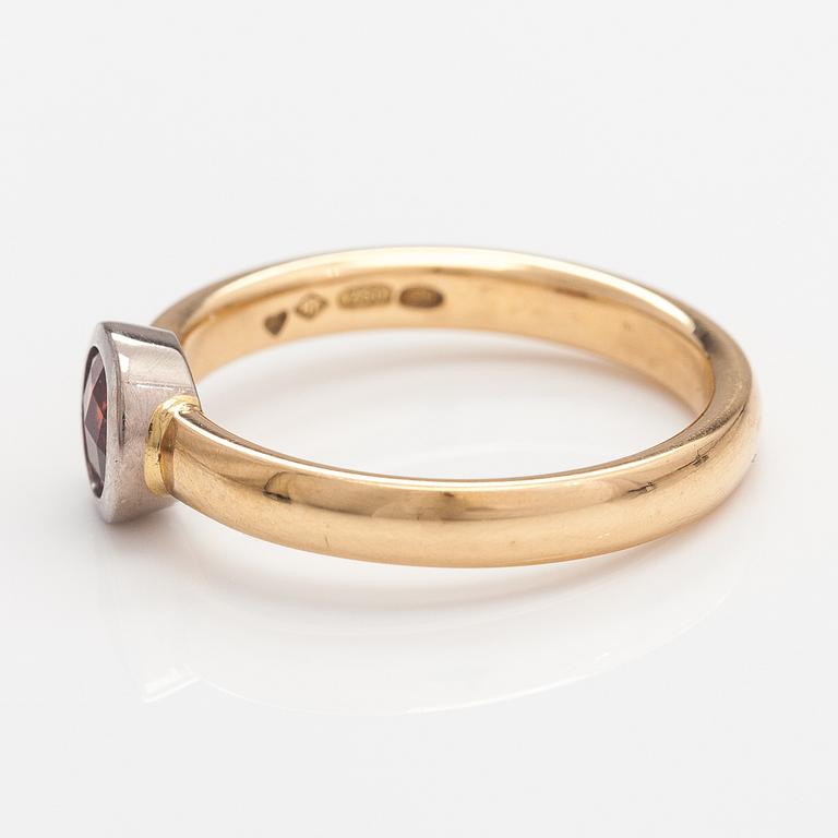 An 18K gold ring with a garnet. A Tillander, Helsinki 2008.