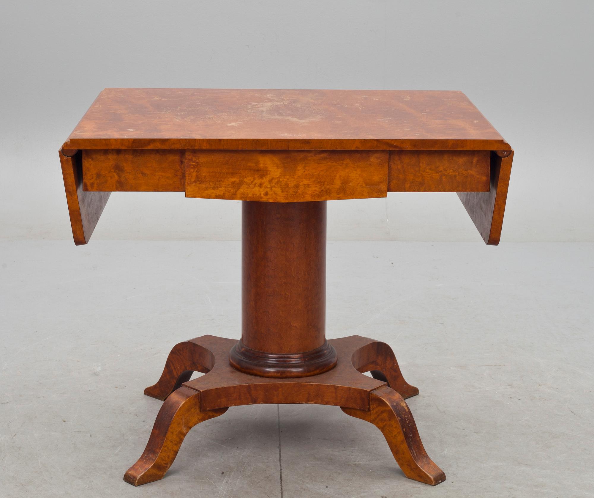 SALONGSMÖBLEMANG, 7 delar, Karl Johan-stil, 1900-talets första hälft.