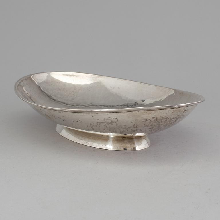 A 20th century German silver dish, maker's mark "GK". Weight 556 g.