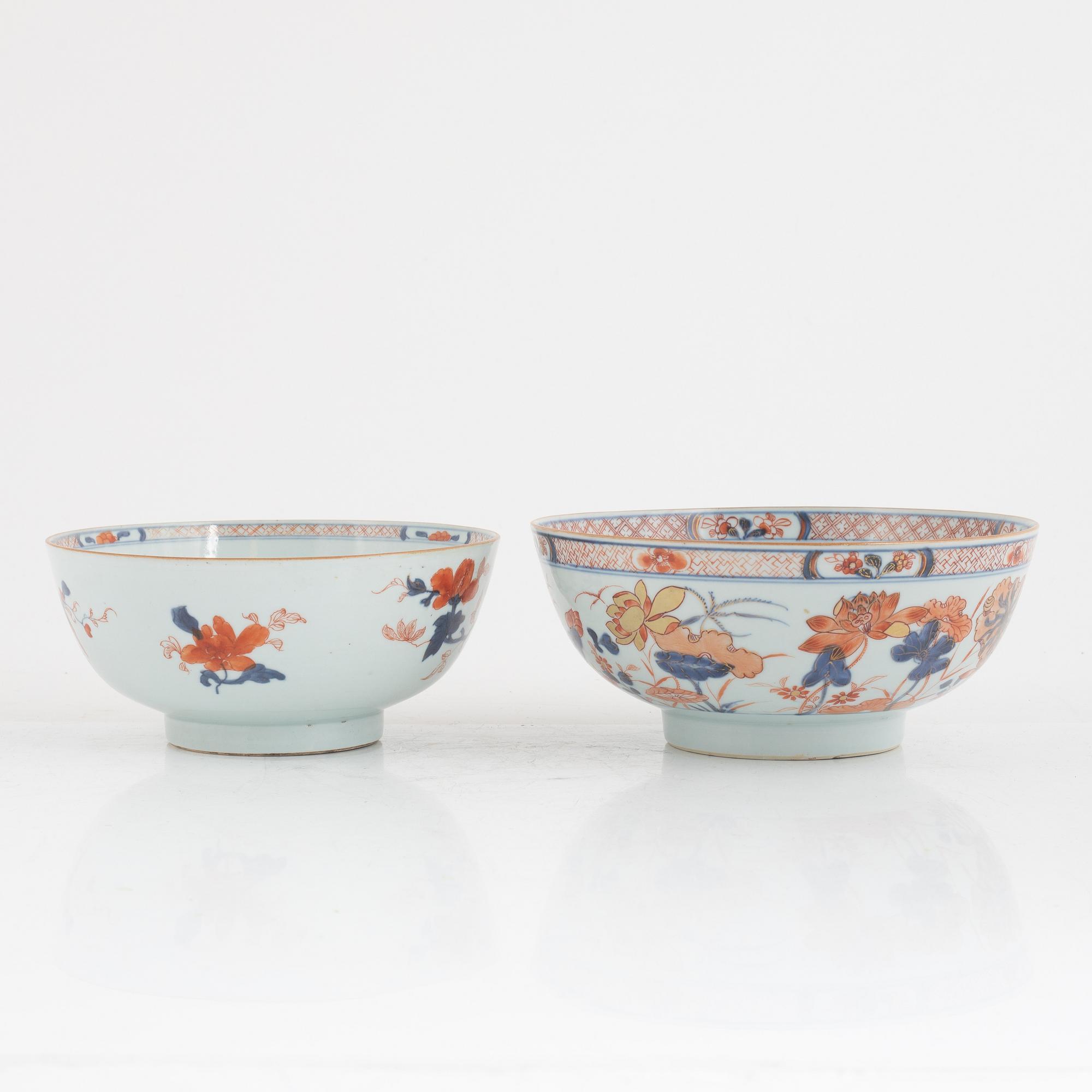 Skålfat, tre stycken samt skålar, två stycken, porslin, Kina, Qingdynastin, Qianlong (1736-95).