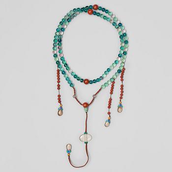 721. Halsband, sten, emalj. Delvis Qingdynastin (1644-1912).