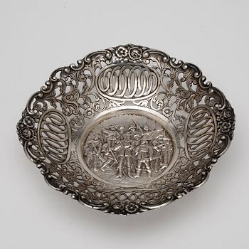 PUNCHMUGGAR, 6  st samt FAT, silver, bla CG Hallberg, Stockholm 1946. Total vikt 387 gr.