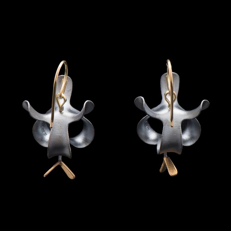 CHAO-HSIEN KUO, KORVAKORUT, "Black flower earrings with flying seed", hopeaa, 18K kultaa, 2015.