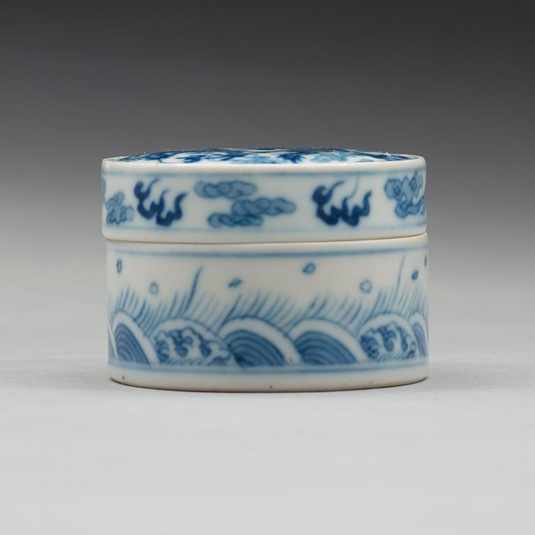 A blue and white box with cover, Qing dynasty, 19th Century.