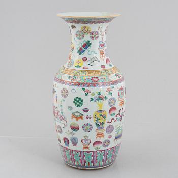 A Chinese porcelain vase, late Qing dynasty.