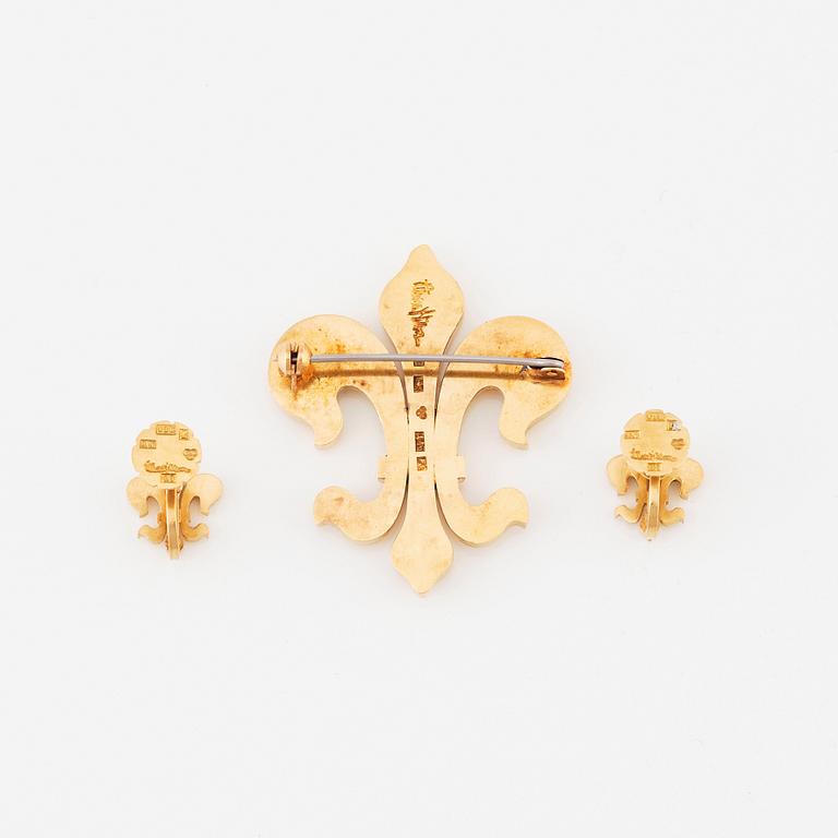 Wiwen Nilsson, a fleur de lis brooch and pair of earrings in 18K gold,  Lund 1966 and 1967.